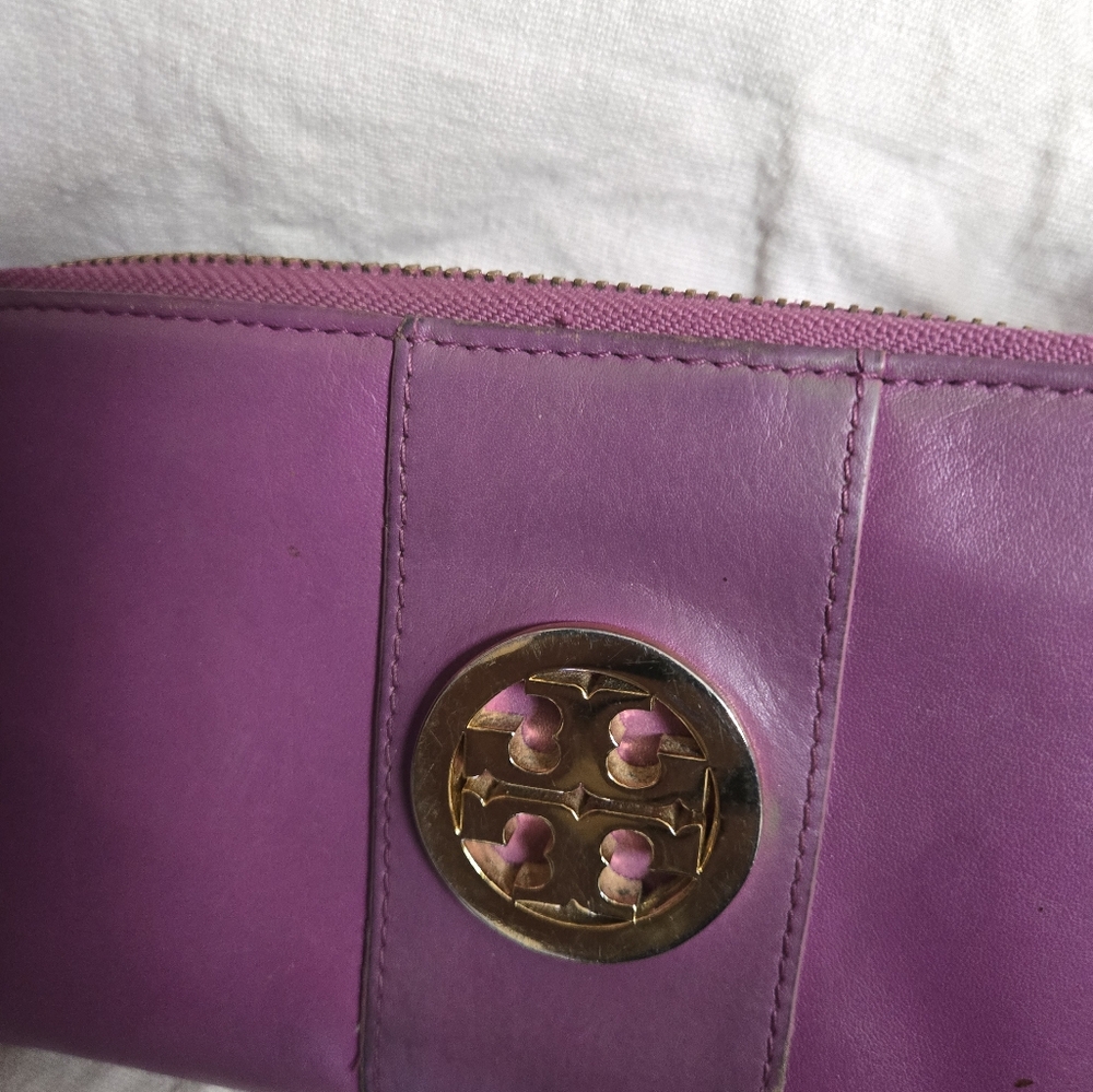 Tory Burch Zip around wallet in Fusia color - Picture 11 of 13